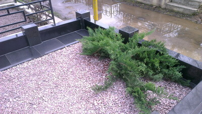 Гранитная крошка хорошо маскирует неровности поверхности могилы