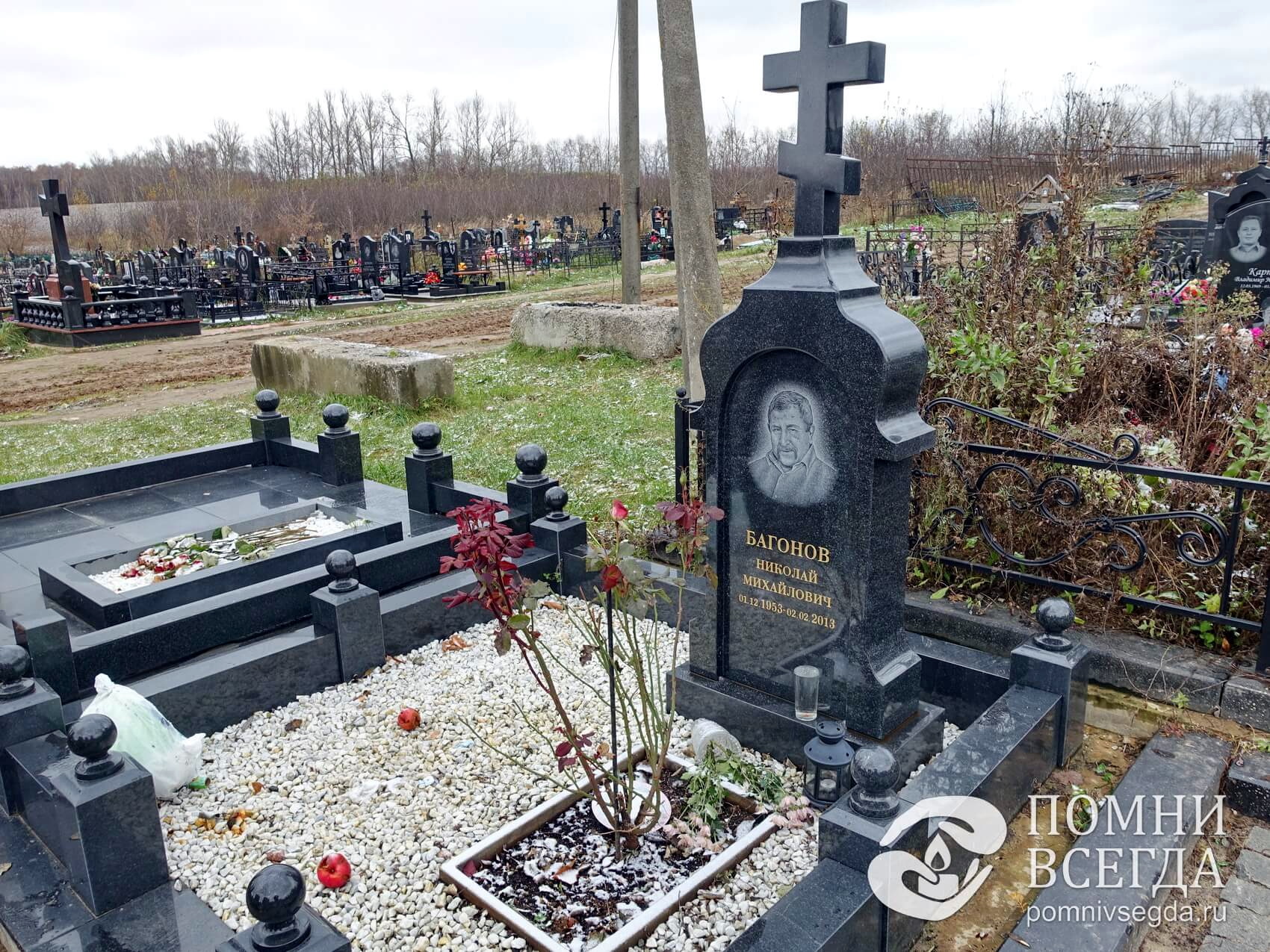 Гранитный памятник в православном стиле с компактным цветником