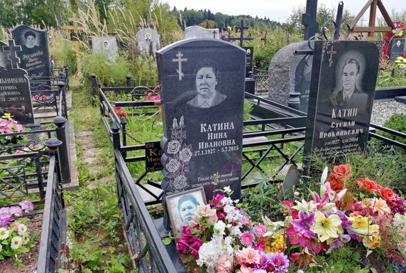Вертикальный памятник с гравировкой роз